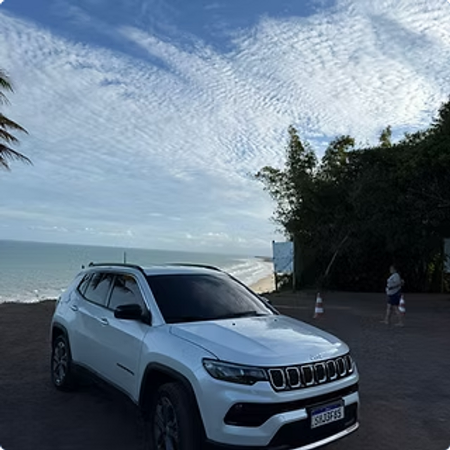 Jeep Compass branco em mirante com vista para o mar