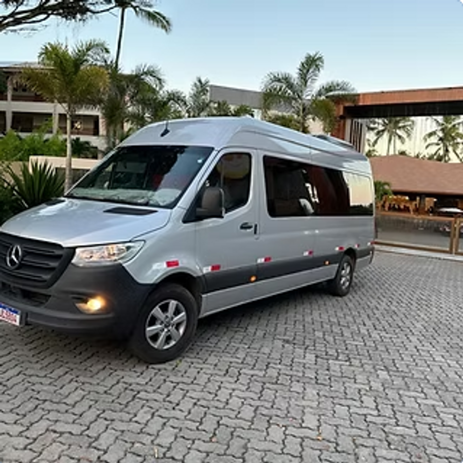 Van Mercedes-Benz Sprinter prata em frente a um resort